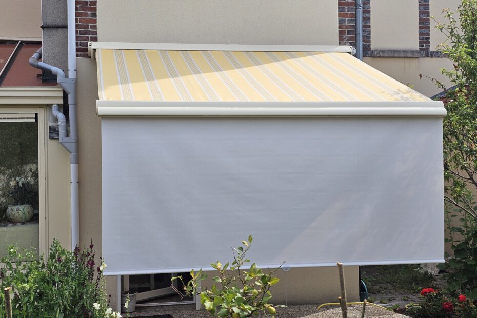 Store de terrasse Franciaflex avec lambrequin enroulable Modul’Ombre ouvert
