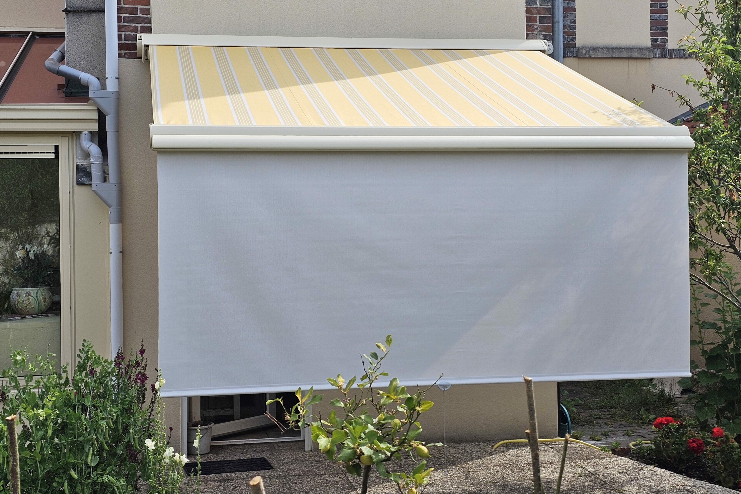 Store de terrasse Franciaflex avec lambrequin enroulable Modul’Ombre ouvert