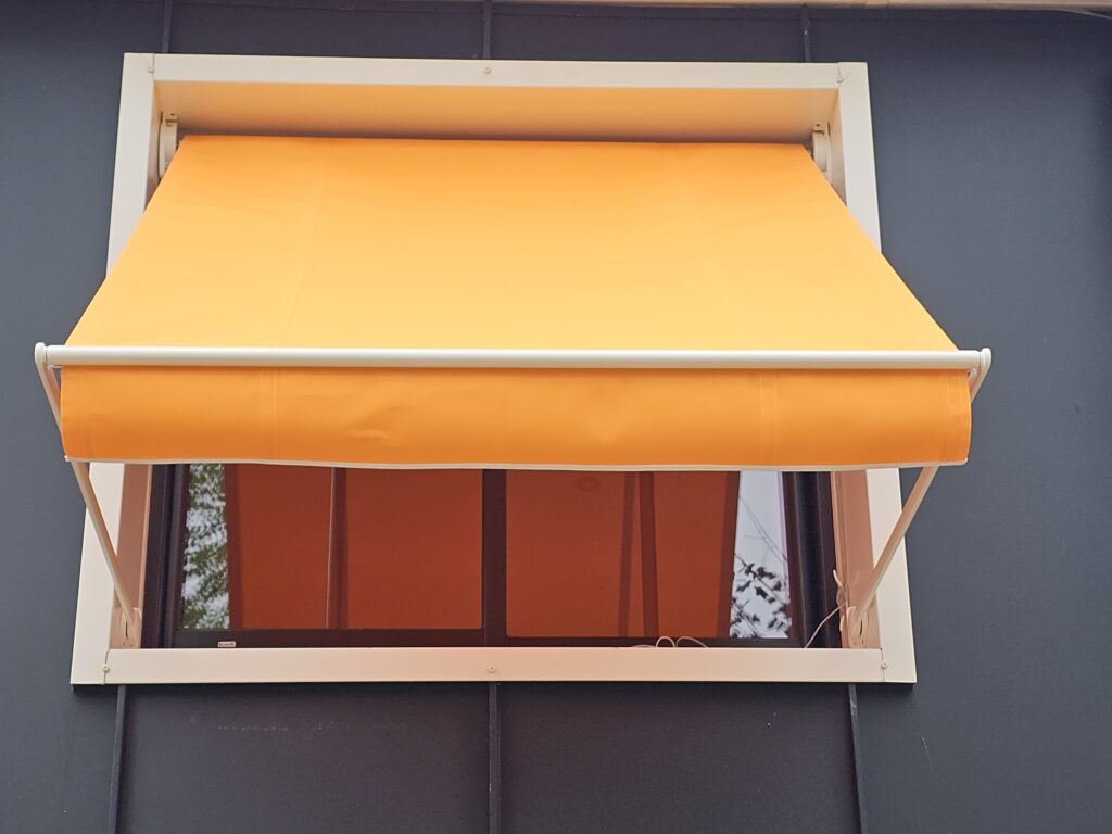 Store de fenêtre Franciaflex Trevise PM ouvert avec projection et toile orange vif