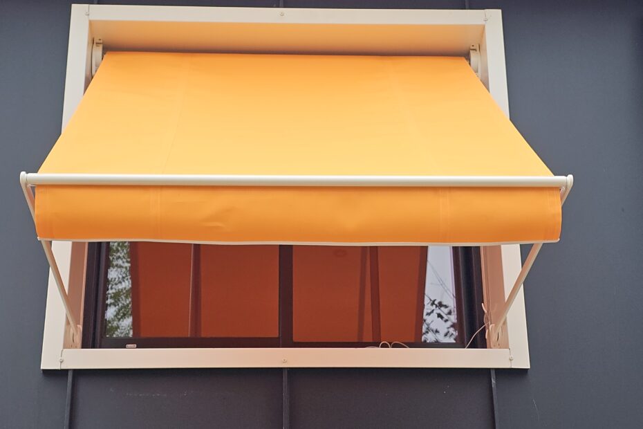 Store de fenêtre Franciaflex Trevise PM ouvert avec projection et toile orange vif