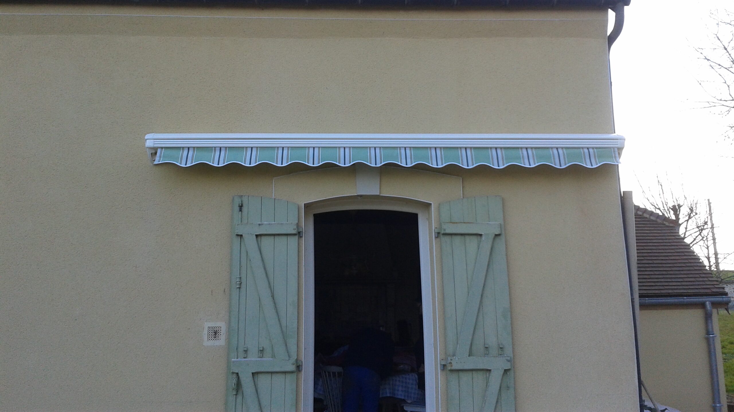 Store de terrasse Franciaflex Figari fermé avec coffre aluminium blanc