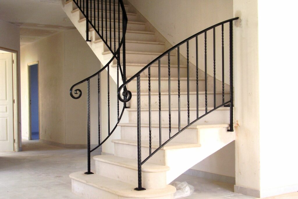 Vue d’ensemble des garde-corps en ferronnerie sur escalier en pierre