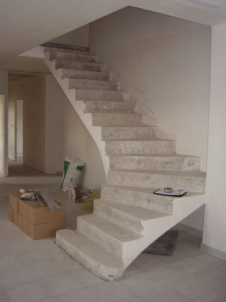 Escalier en pierre avant la pose du garde-corps en ferronnerie