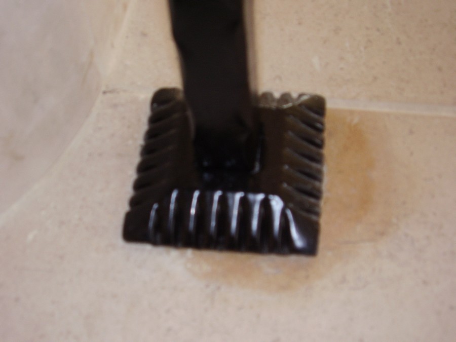 Détail du pied d’un poteau de garde-corps