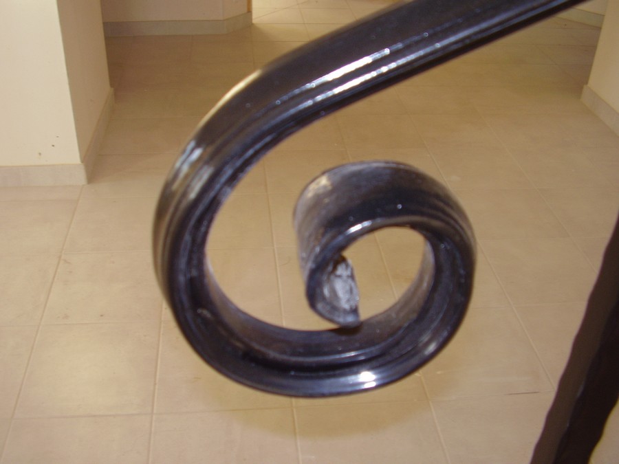 Détail de la crosse roulée de la main courante en ferronnerie