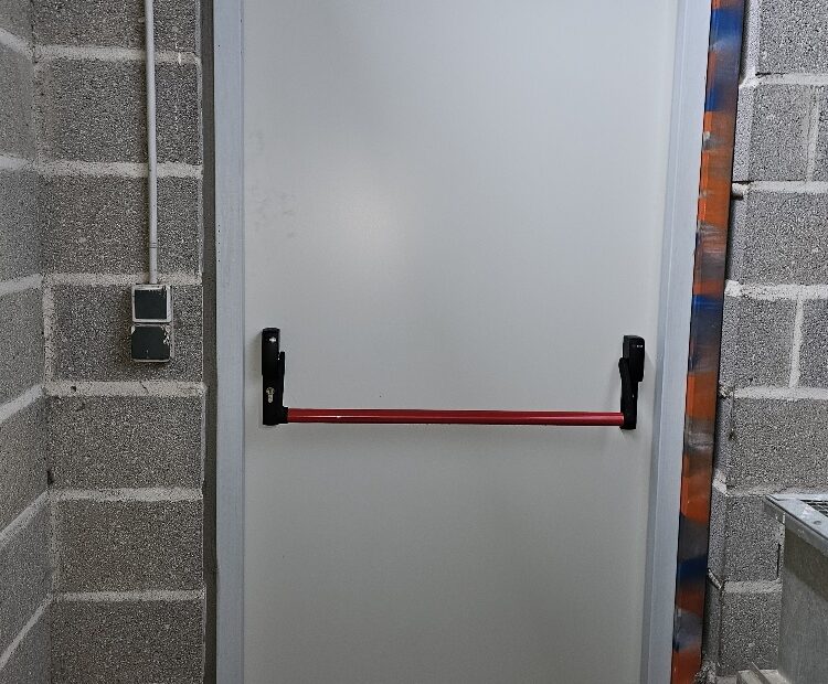 Vue intérieure de la porte de chaufferie dans un local technique professionnel