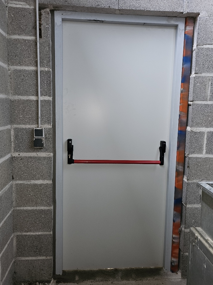 Vue intérieure de la porte de chaufferie dans un local technique professionnel