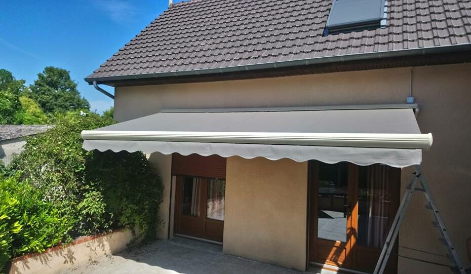 Réentoilage d’un store banne avec toile grise et lambrequin fixe