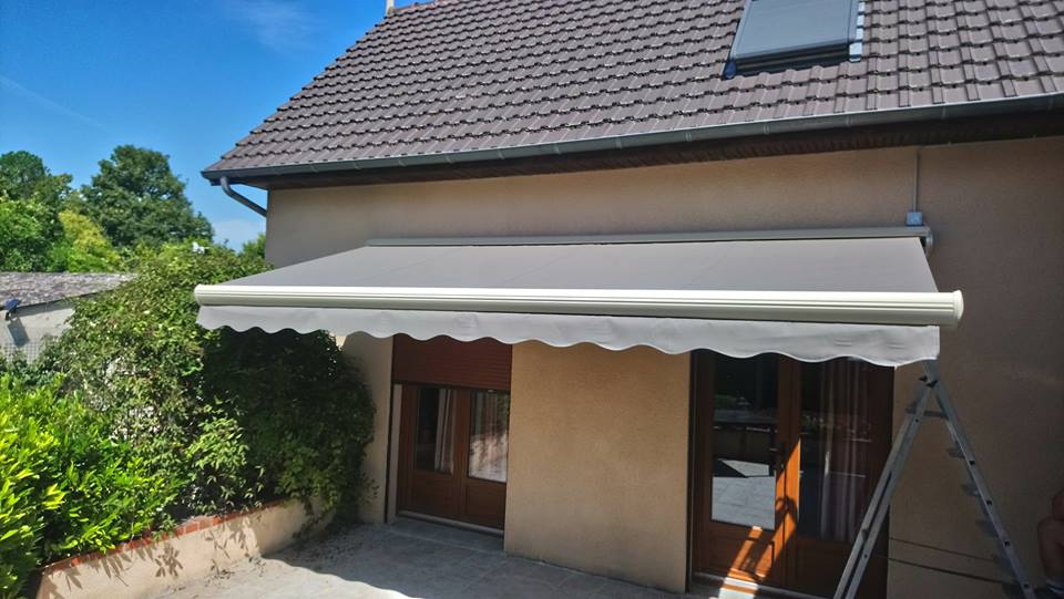 Réentoilage d’un store banne avec toile grise et lambrequin fixe