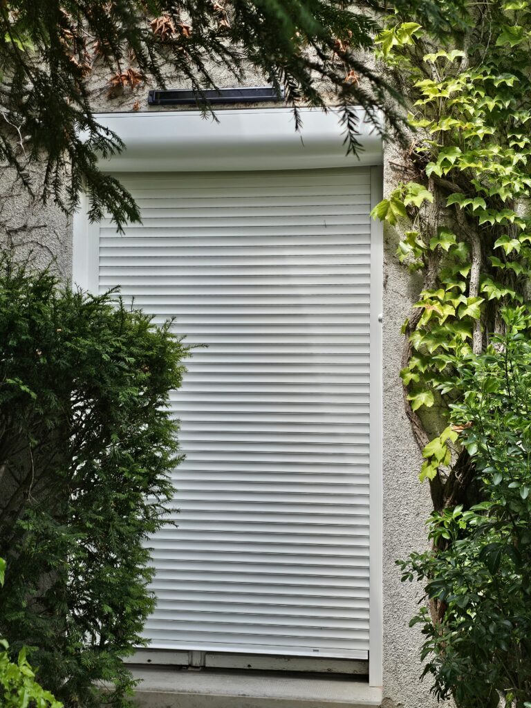Volet roulant solaire Franciaflex blanc avec coffre quart de rond