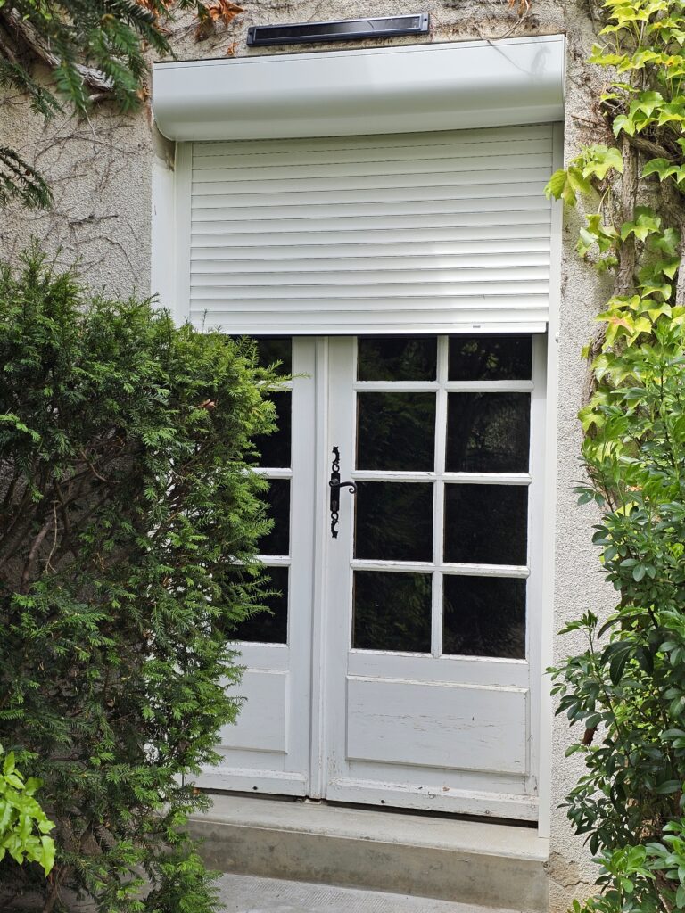 Volet roulant solaire Franciaflex partiellement ouvert