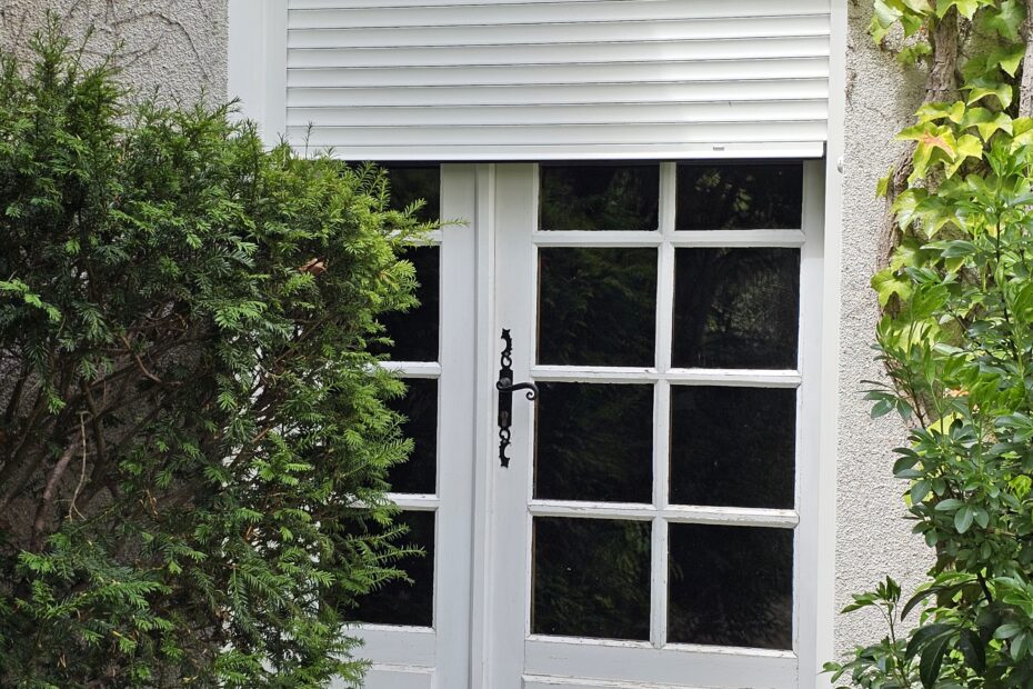 Volet roulant solaire Franciaflex partiellement ouvert