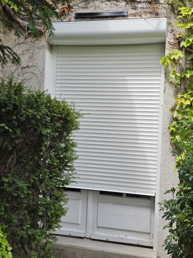Volet roulant solaire Franciaflex en position partiellement fermée
