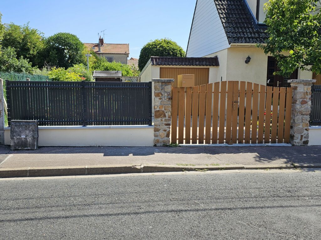 Détail des panneaux occultants gris intégrés à une clôture rigide plastifiée.