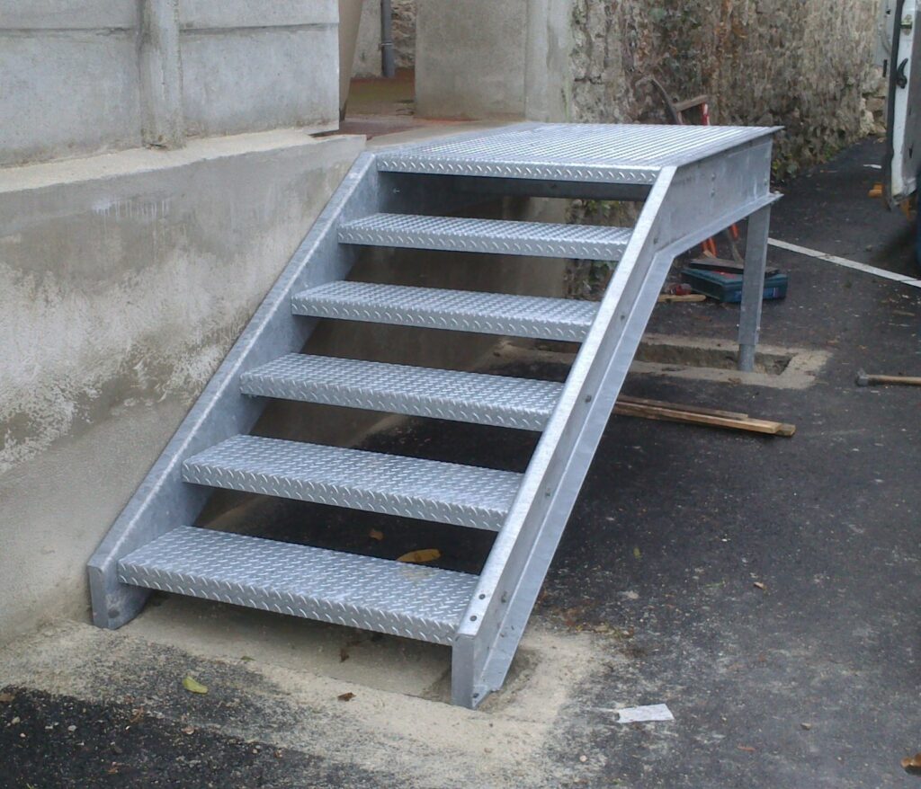 Escalier métallique avec palier en acier en cours d’installation
