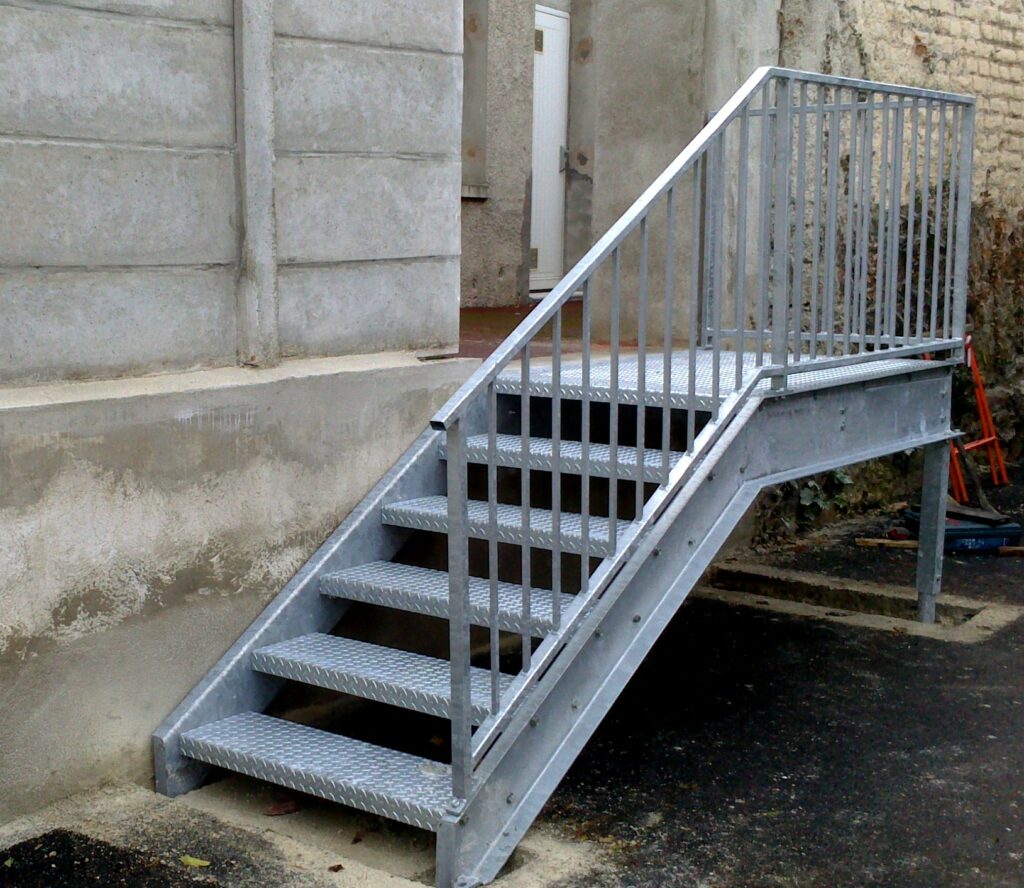 Escalier métallique avec garde-corps acier sur mesure
