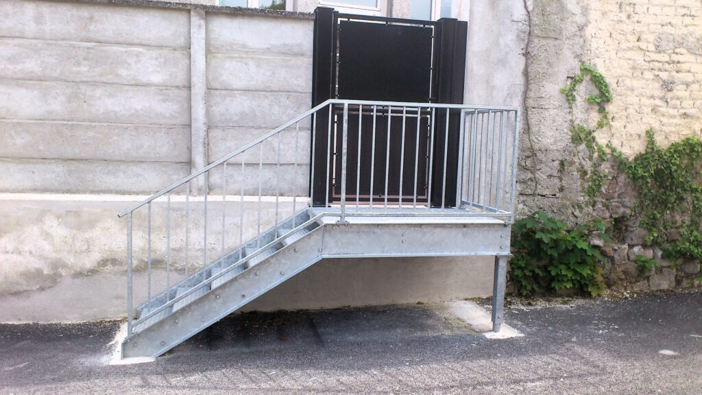 Ensemble métallique extérieur avec escalier garde-corps et portillon