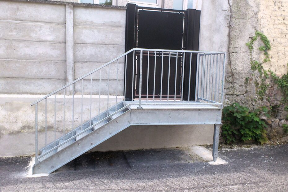 Ensemble métallique extérieur avec escalier garde-corps et portillon