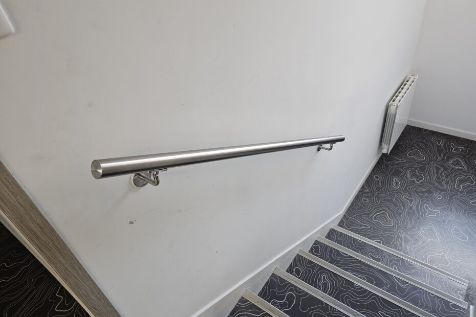 Main courante en inox fixée au mur
