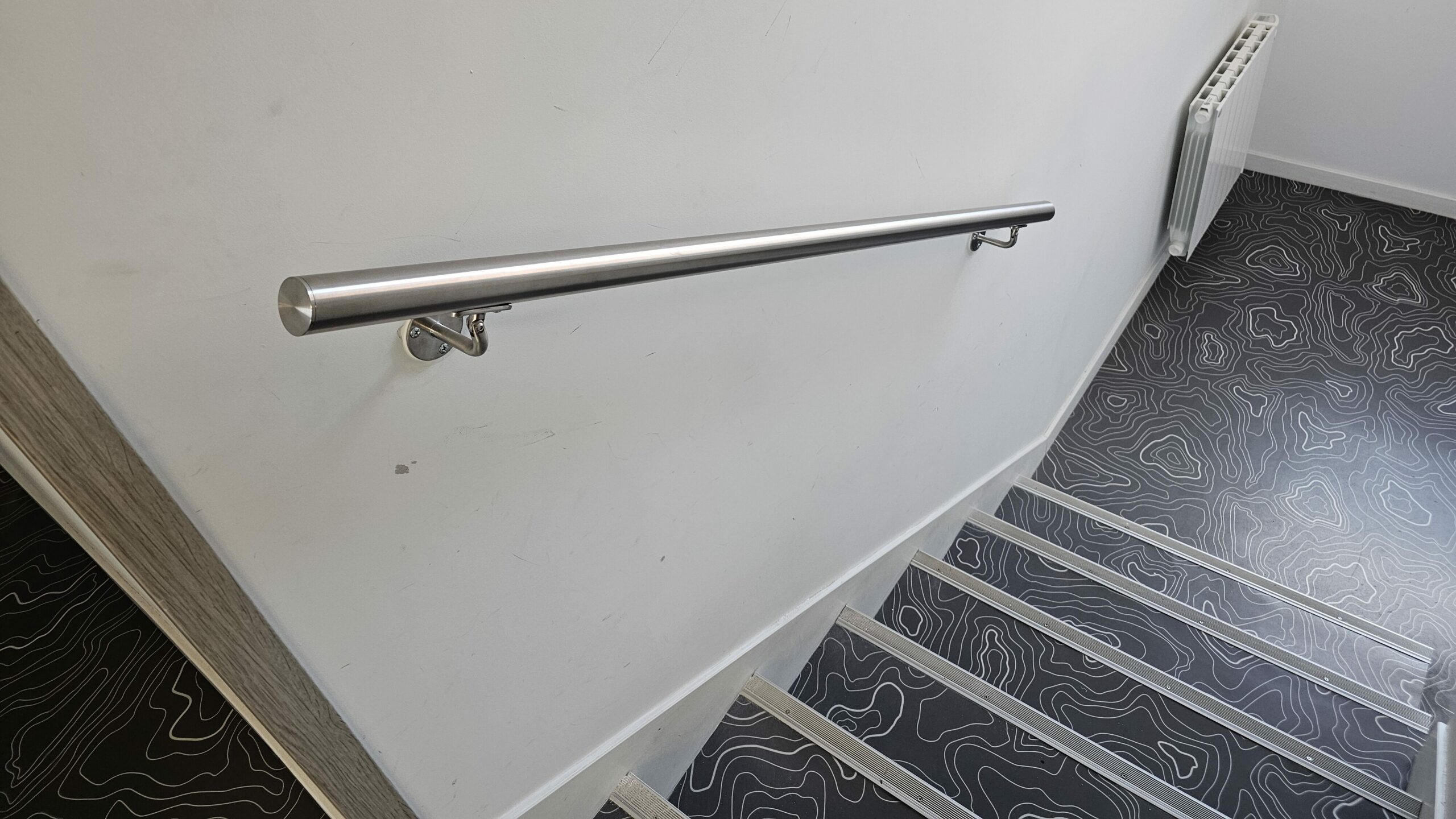 Main courante en inox fixée au mur