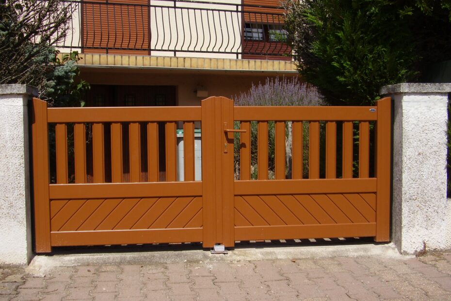 Portail aluminium SIB coloris marron satiné installé sur mesure