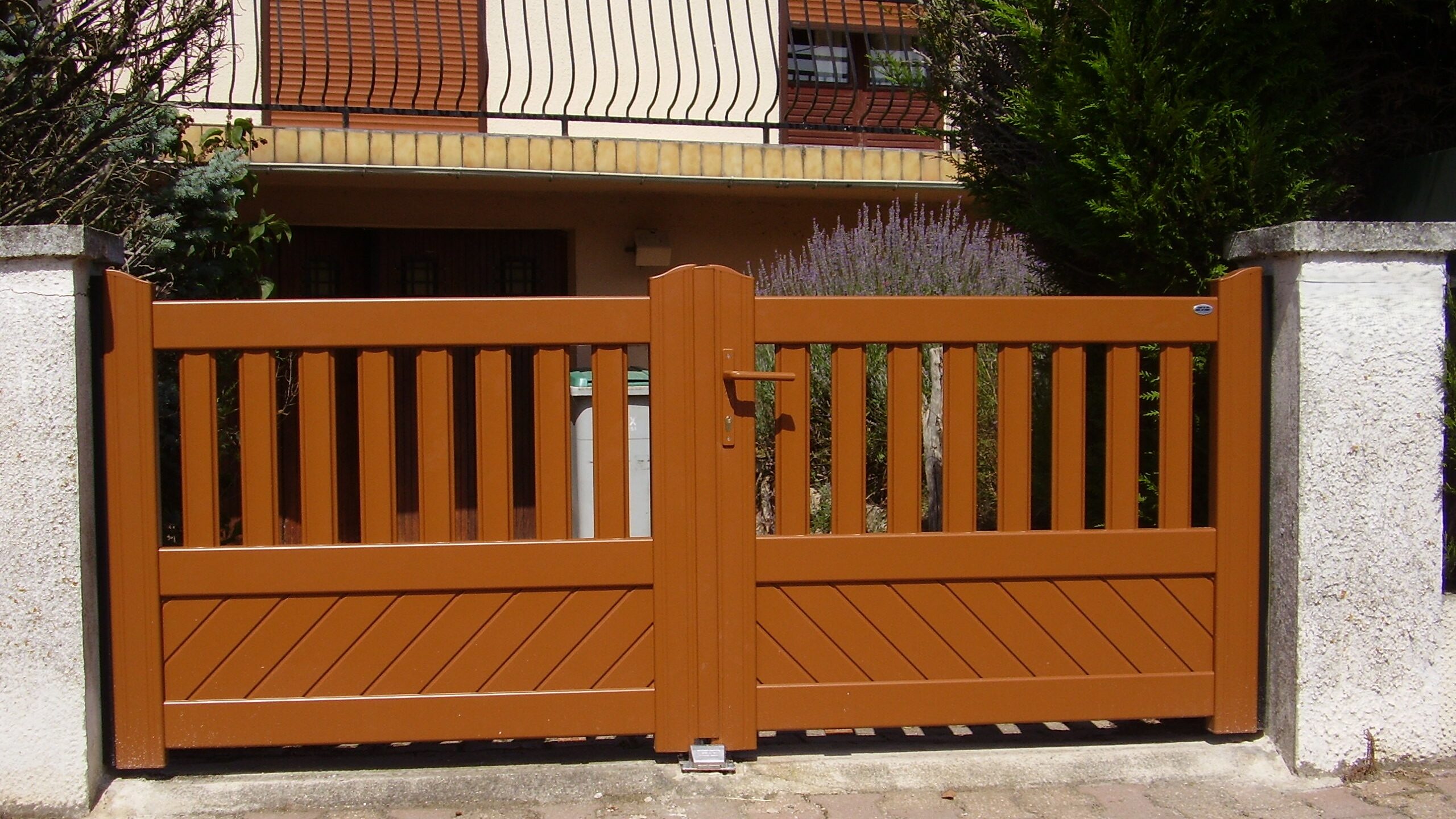Portail aluminium SIB coloris marron satiné installé sur mesure