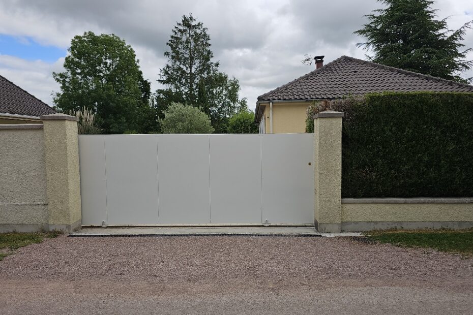 Vue extérieure du portail coulissant rénové