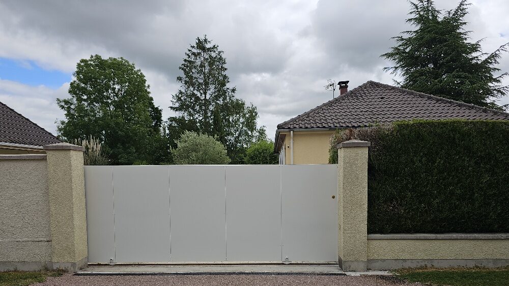 Vue extérieure du portail coulissant rénové