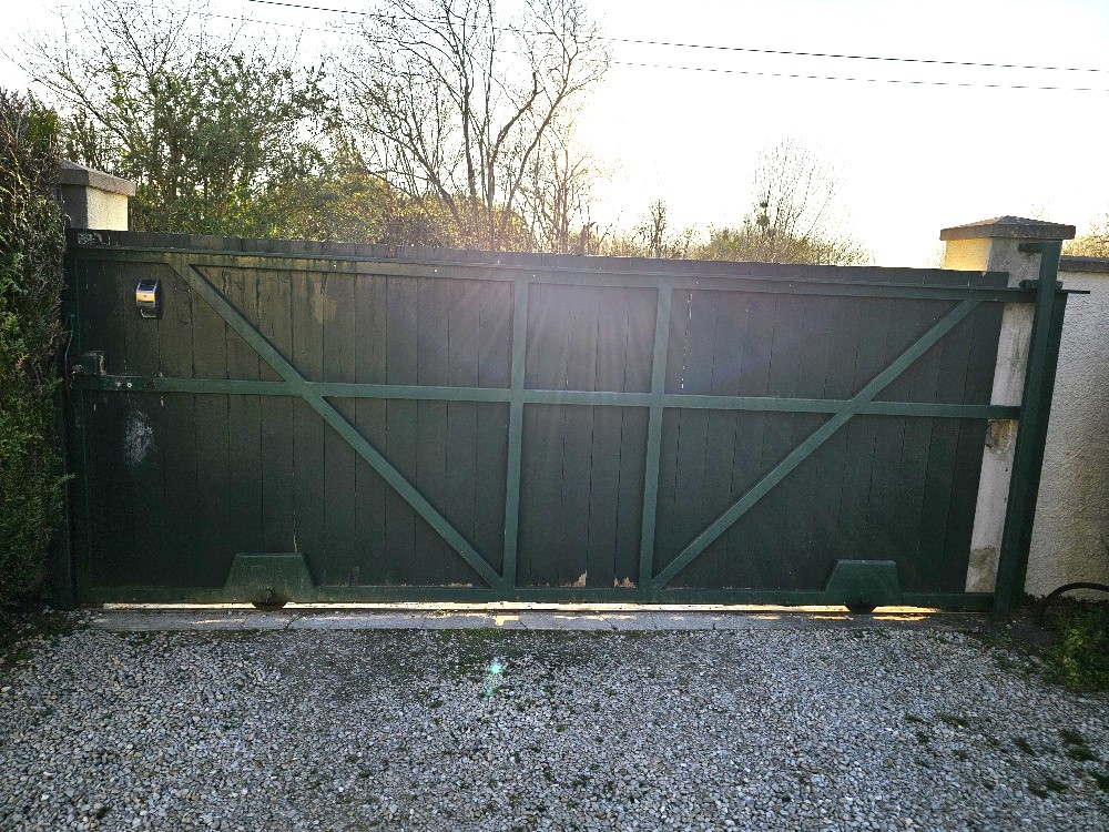 Portail coulissant avant rénovation avec remplissage bois