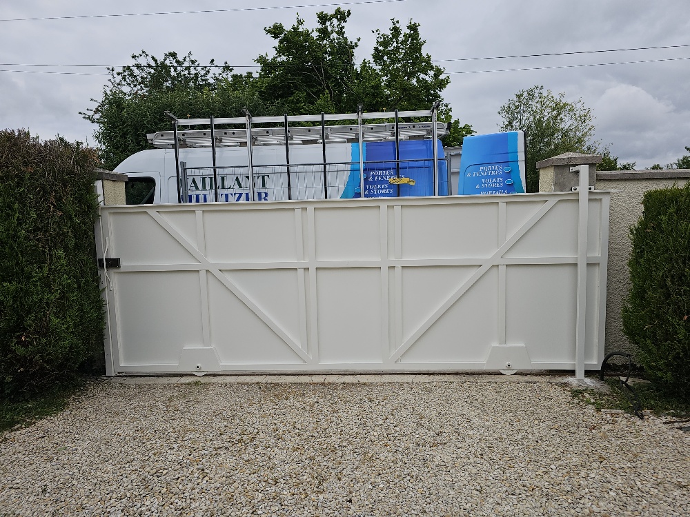 Portail coulissant rénové avec remplissage en tôle aluminium
