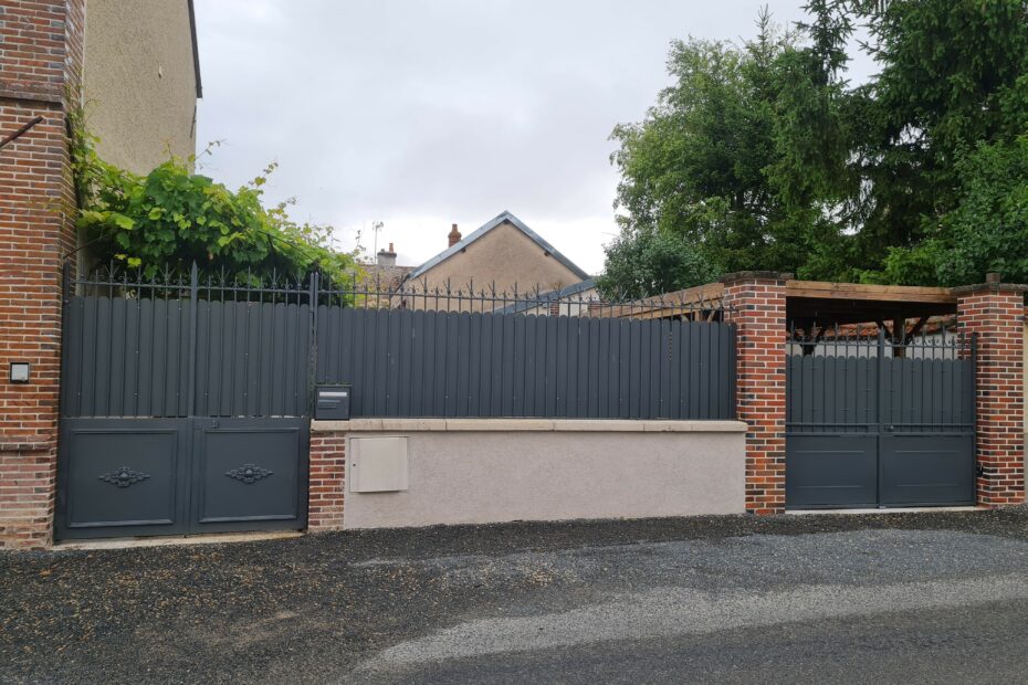 Festonnage métallique gris RAL 7016 installé sur un portail et une clôture existante.