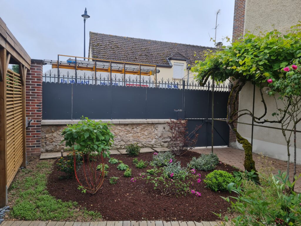 Détail du festonnage métallique sur mesure installé en vue intérieure.