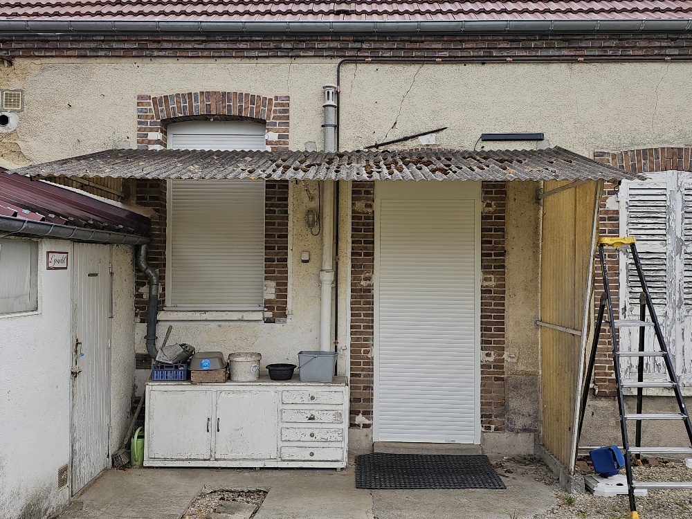 Auvent avec ancienne couverture en onduline avant rénovation.