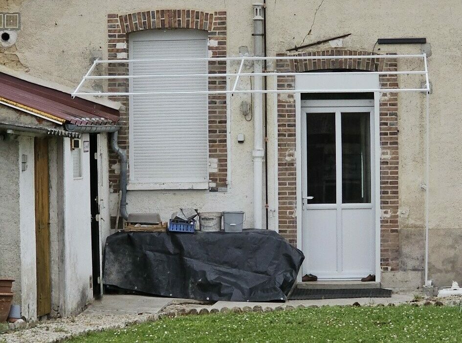 Ossature métallique de l’auvent après préparation et mise en peinture blanche.