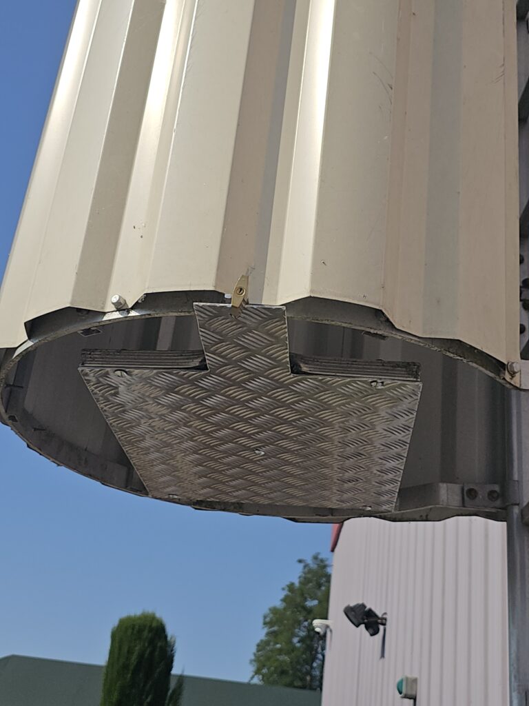Trappe en tôle aluminium larmée fermée au pied d’une échelle à crinoline