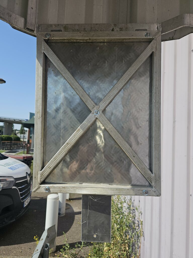 Trappe en tôle aluminium larmée ouverte au pied d’une échelle à crinoline